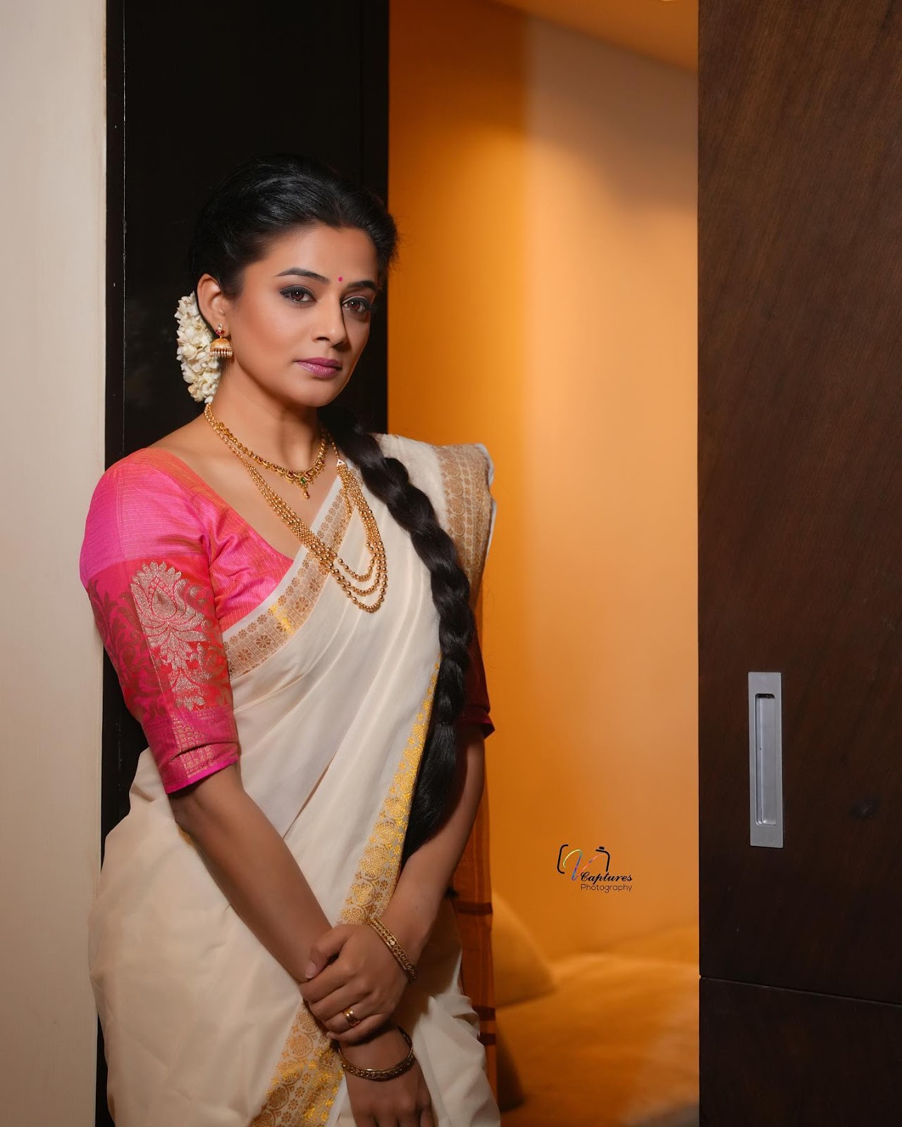 Kerala Actress Priyamani in Onam Special White Saree04